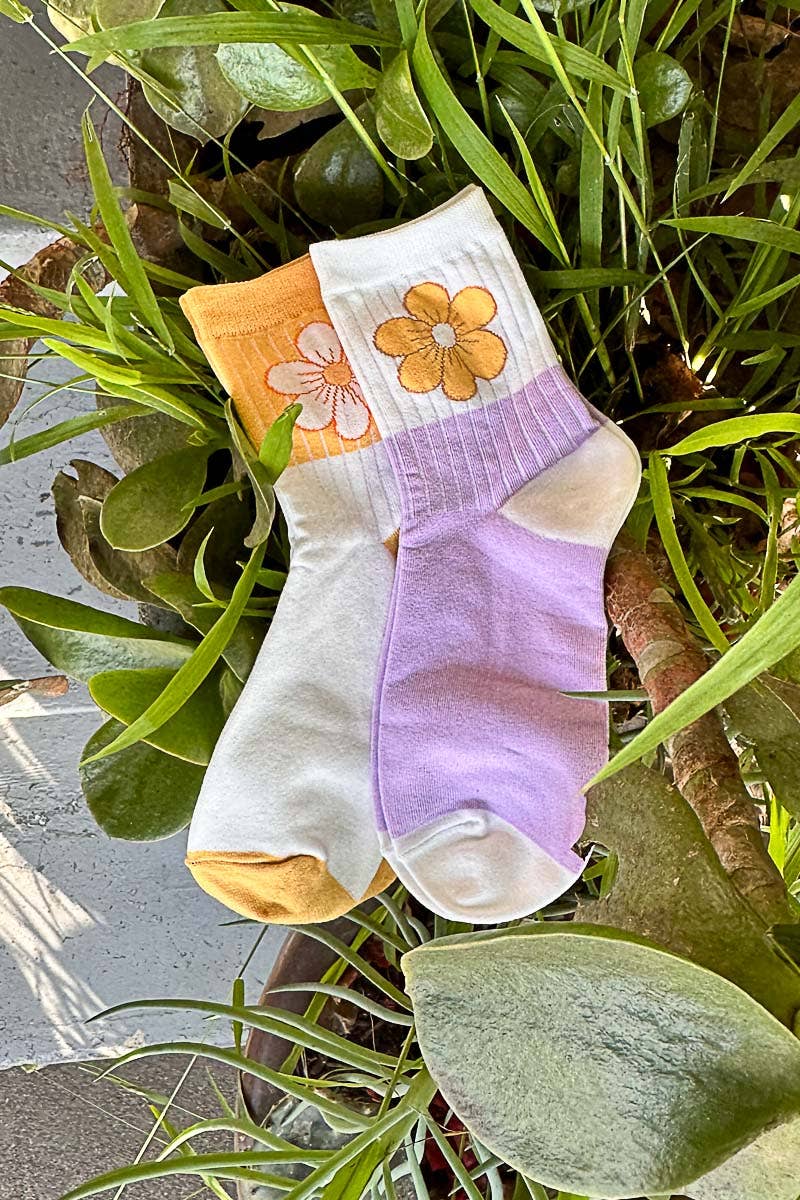 Solid flower pattern detail cotton socks