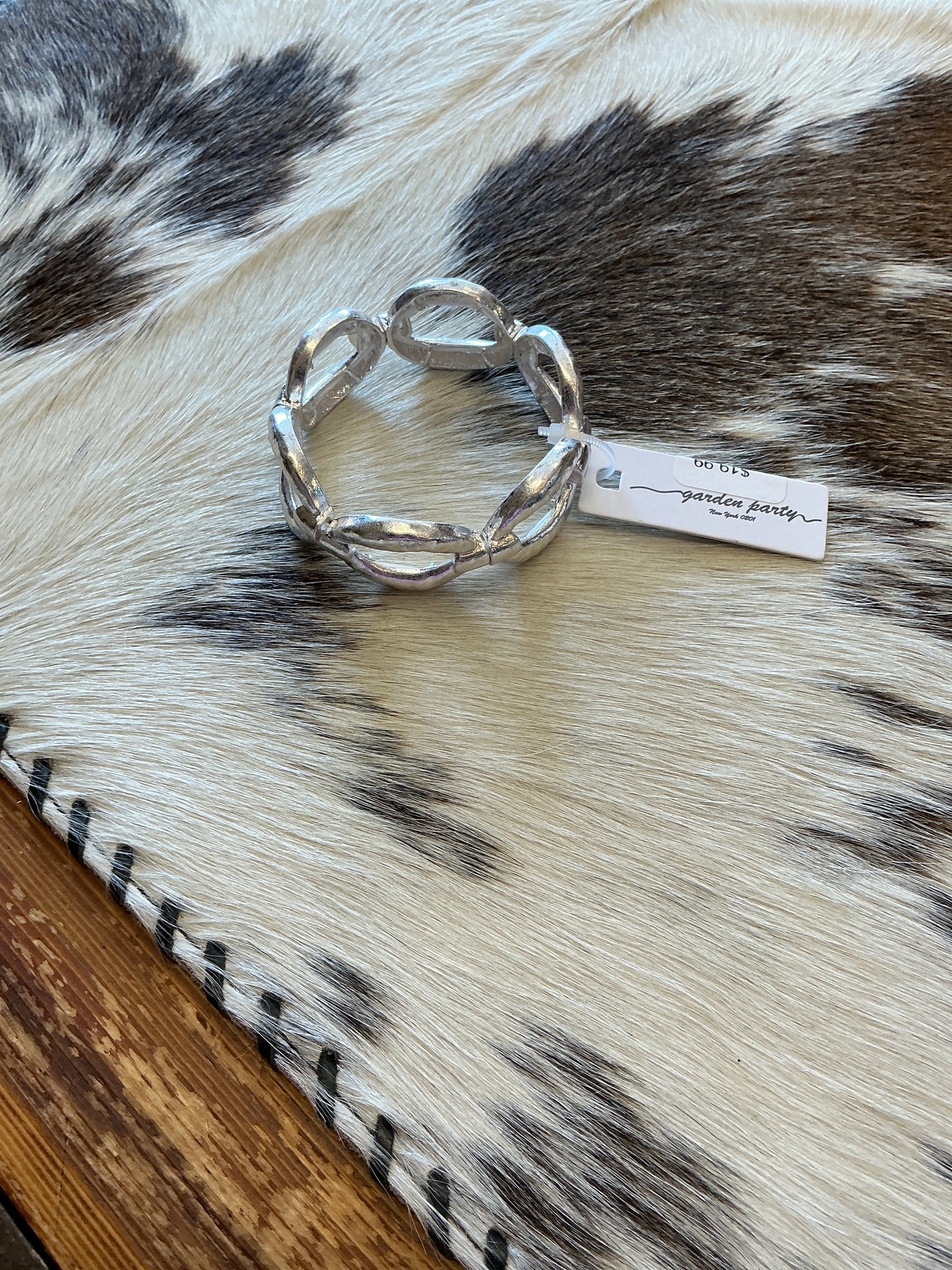 Worn Silver Open Circle Metal
Stretch Bracelet