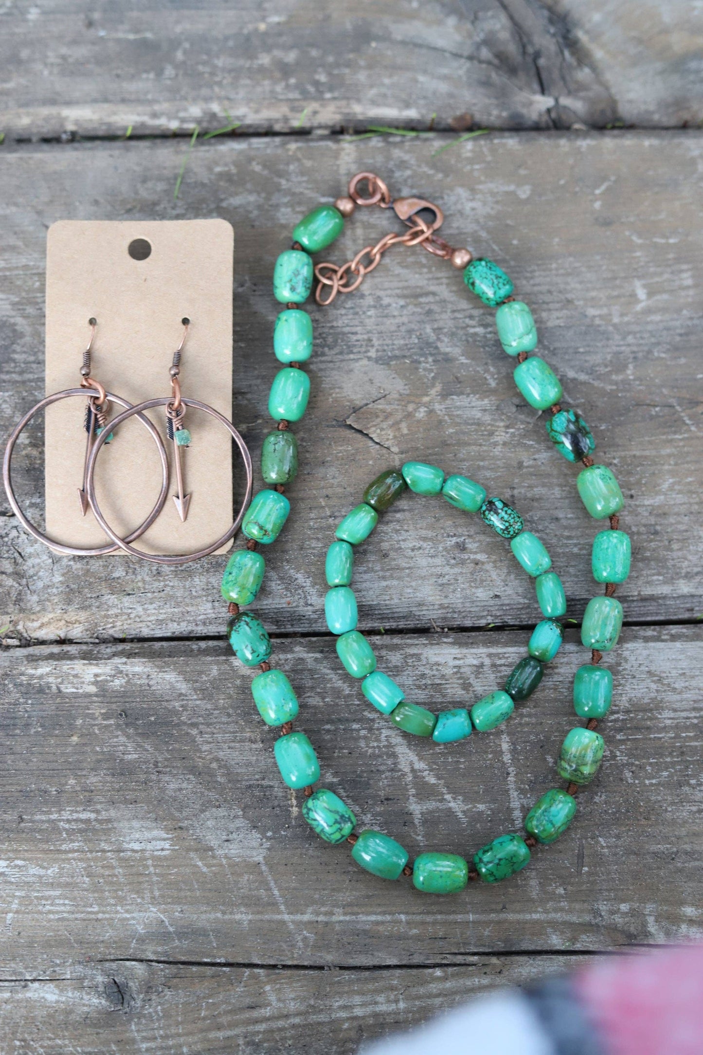 GREEN BARREL STRETCH BRACELETS