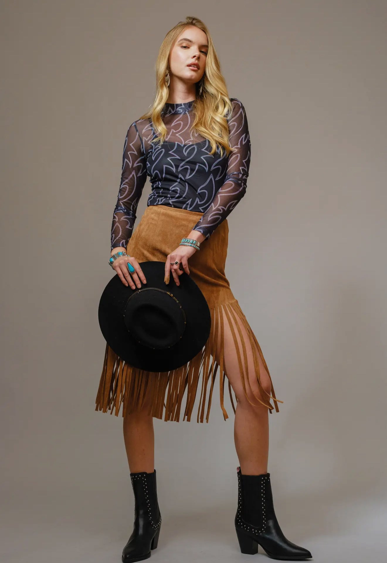 Boots Stitch Throughout Mesh
Mock Neck Fitted Top