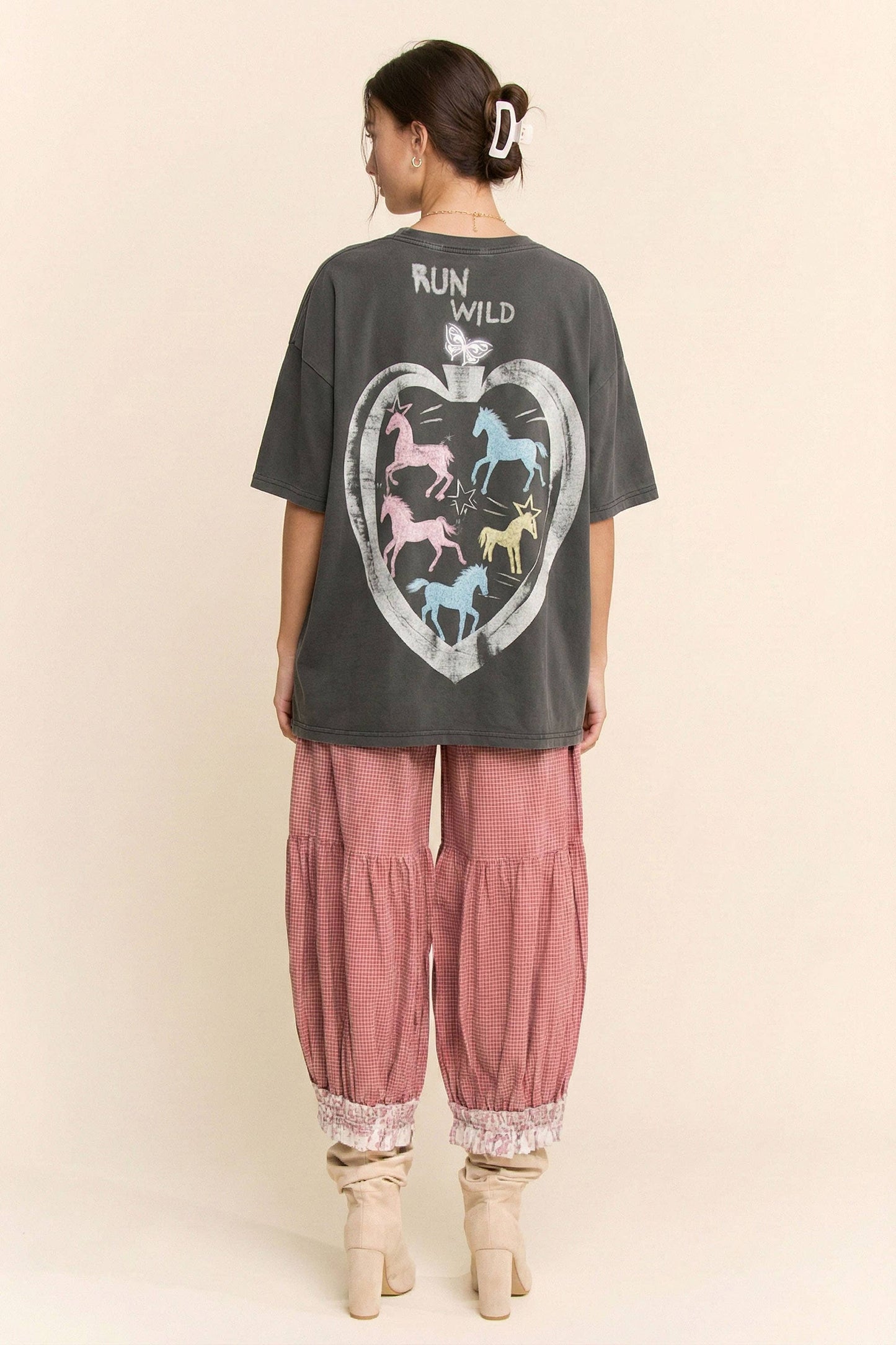 RUN WILD HORSE GRAPHIC MINERAL WASH TOP