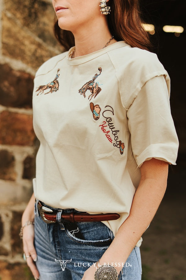 SAND KICKING BRONCO EMBROIDERED SHORT SLEEVE
UNFINISHED HEM DETAIL SHIRT