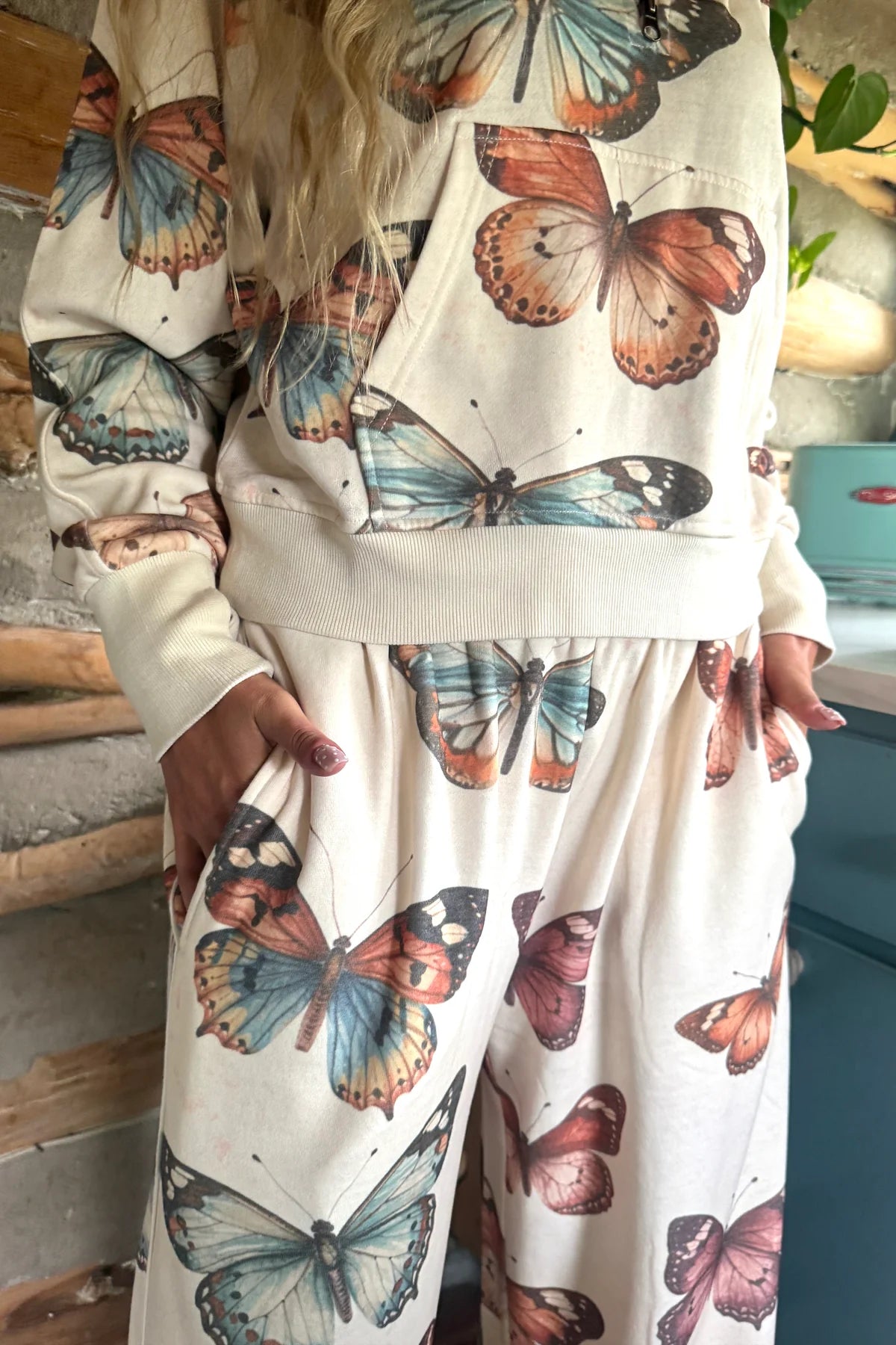 BUTTERFLIES DRIFT AWAY (choose) SET/PULLOVER/JOGGERS