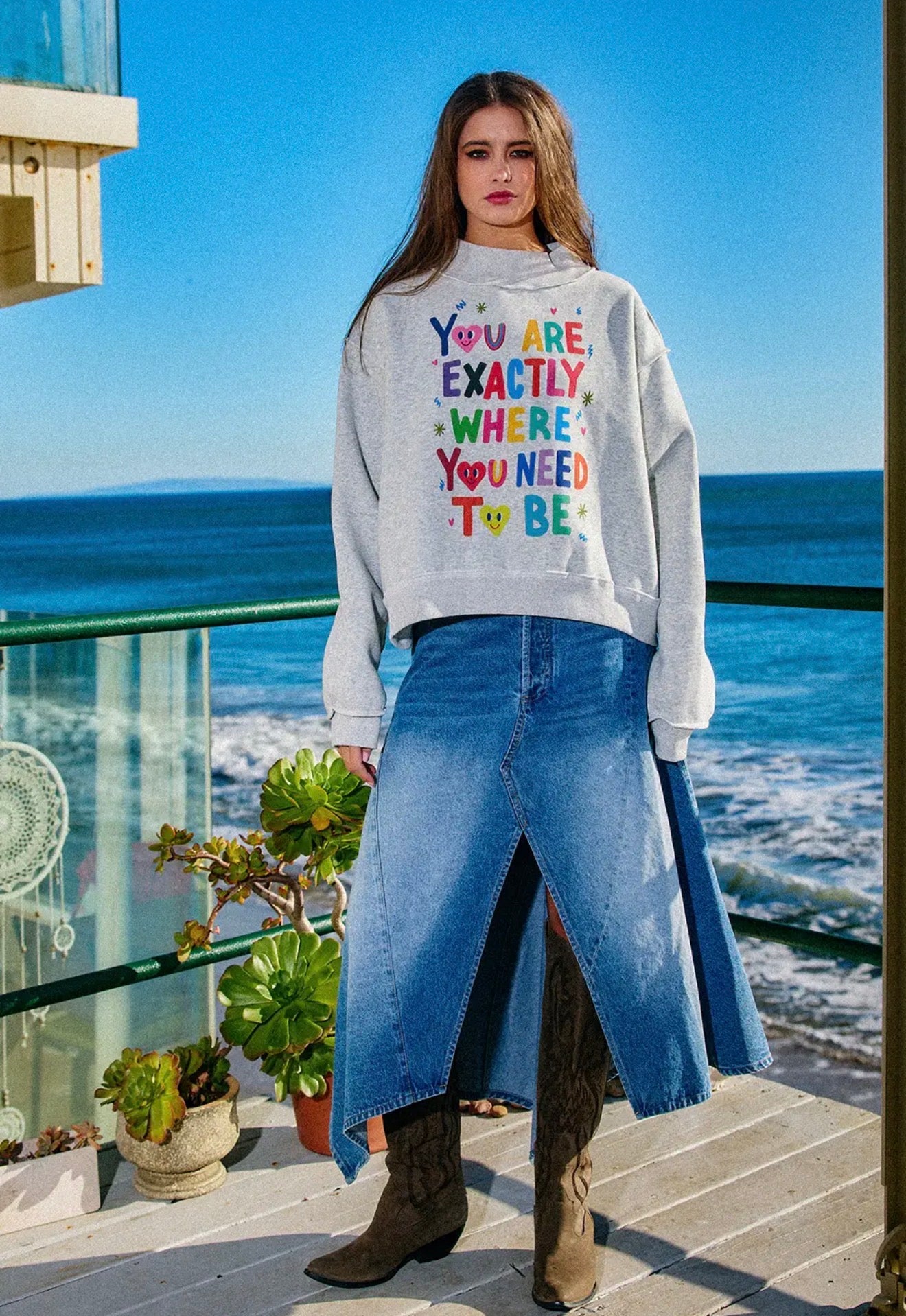REVERSIBLE GRAPHIC MOCK-NECK CROP SWEATSHIRT