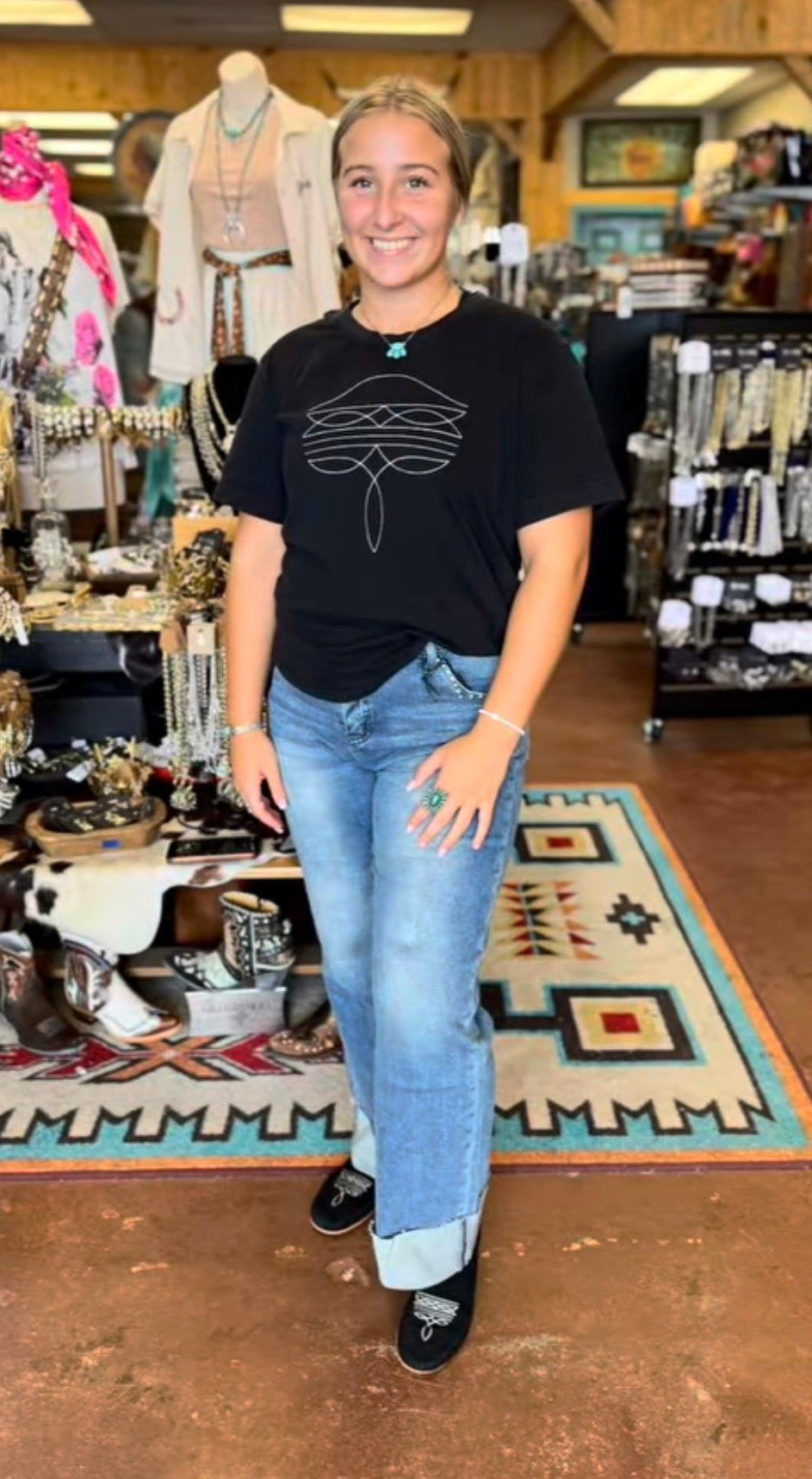 MID WASH CUFFED BOYFRIEND
HIGH RISE JEANS W EMBROIDERED
STUDDED POCKET