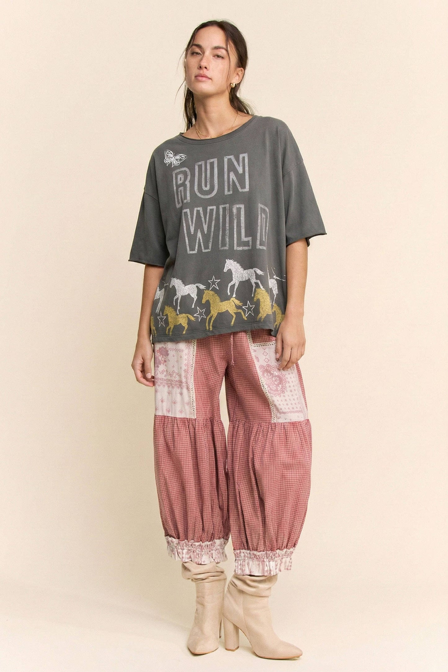 RUN WILD HORSE GRAPHIC MINERAL WASH TOP