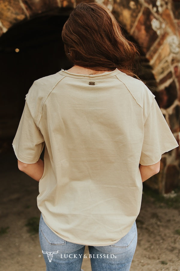 SAND KICKING BRONCO EMBROIDERED SHORT SLEEVE
UNFINISHED HEM DETAIL SHIRT