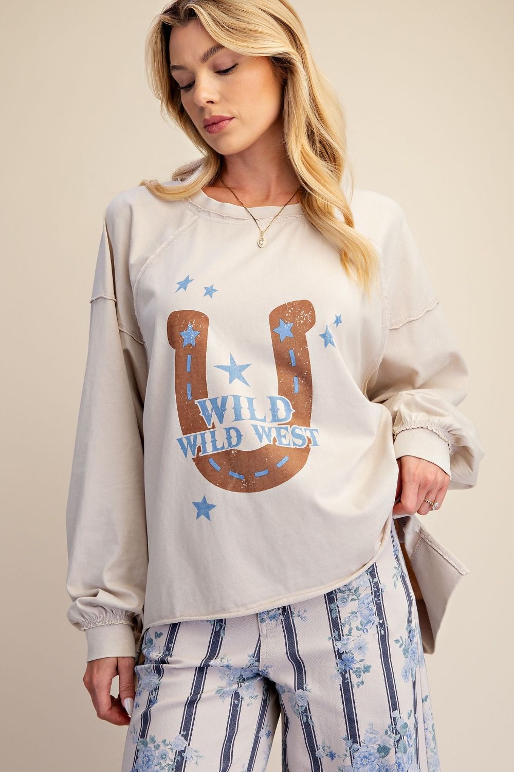 HORSESHOE GRAPHIC WASHED TOP