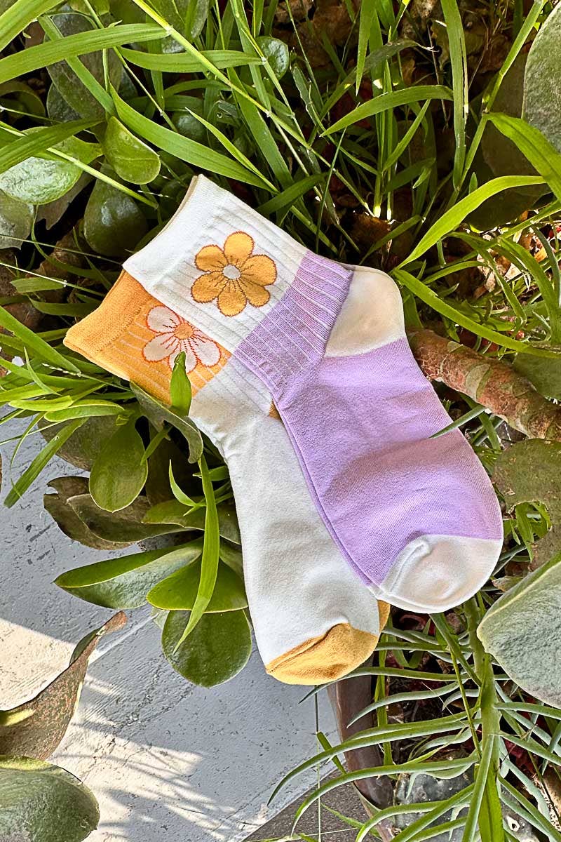 Solid flower pattern detail cotton socks