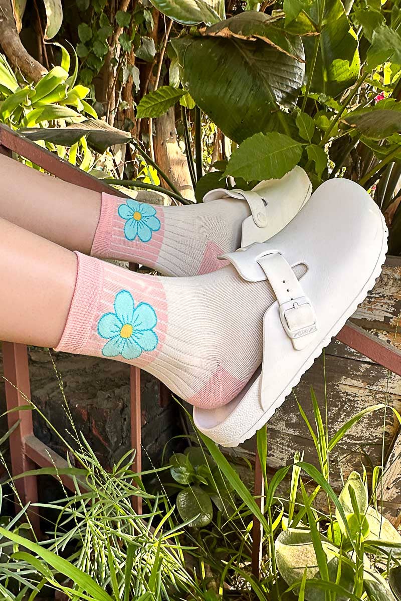 Solid flower pattern detail cotton socks