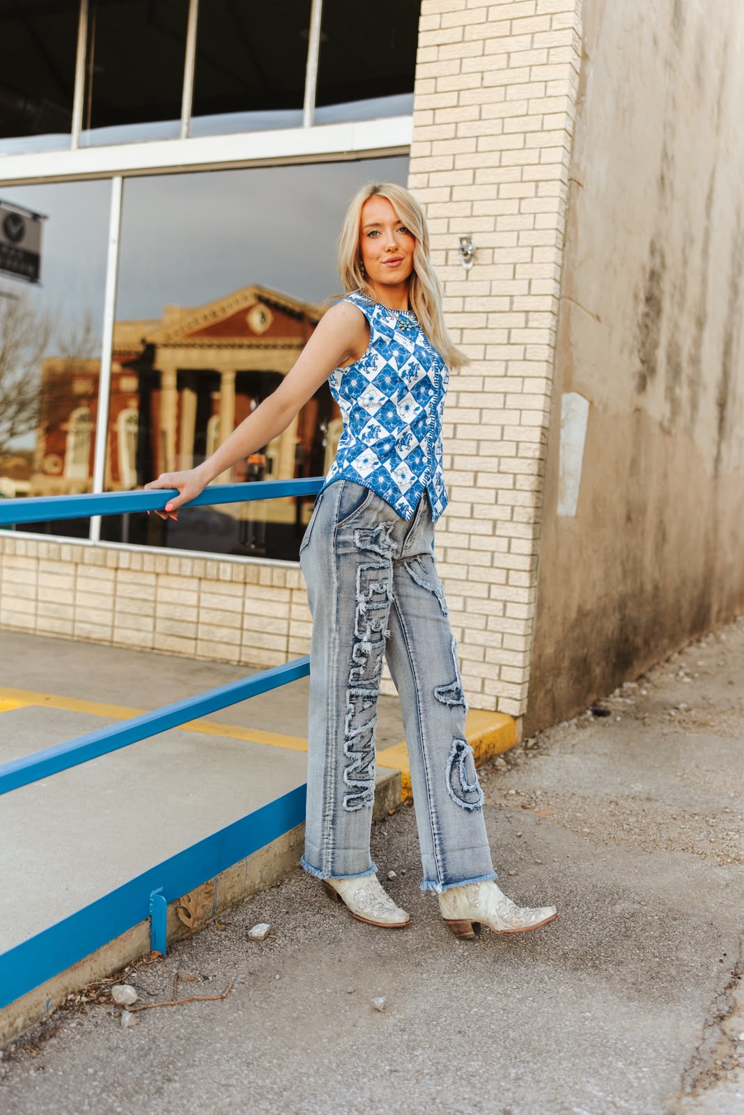 LIGHT VINTAGE WASH DISTRESSED WESTERN PATCH MID RISE
BOYFRIEND JEANS (28IN AFTER FOLD)
