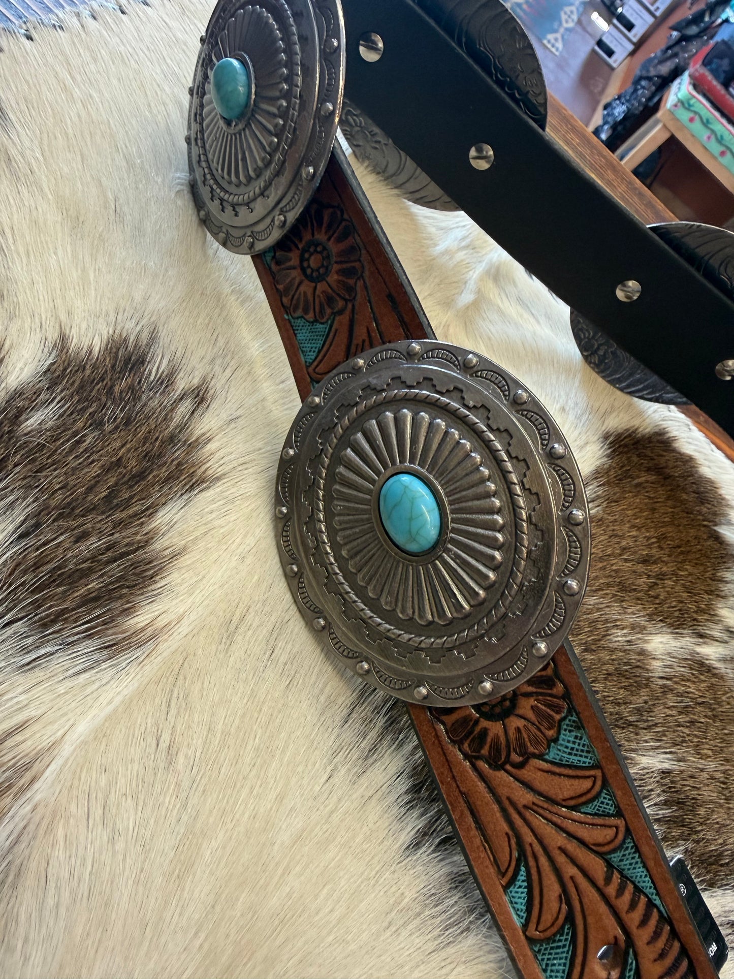 BROWN TURQUOISE TOOLED ENGRAVED OVAL TURQUOISE CONCHO BELT