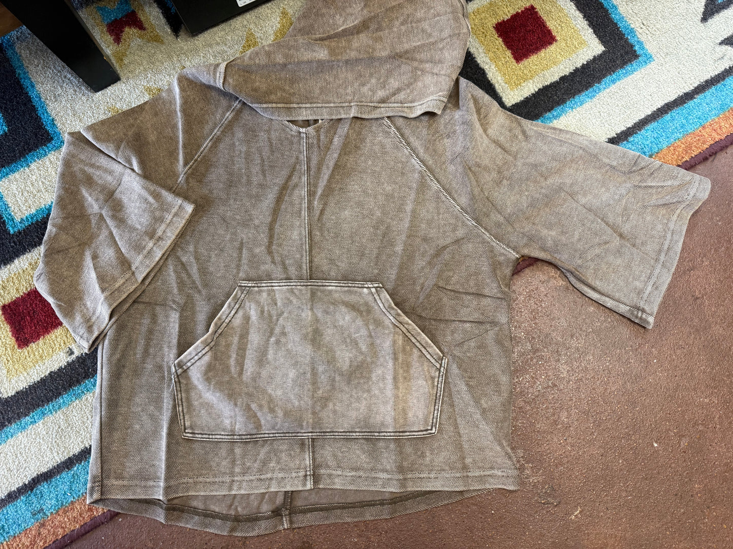 TEXTURED KNIT WASHED HOODED PULLOVER