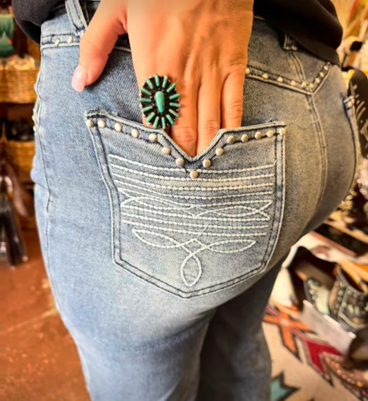 MID WASH CUFFED BOYFRIEND
HIGH RISE JEANS W EMBROIDERED
STUDDED POCKET