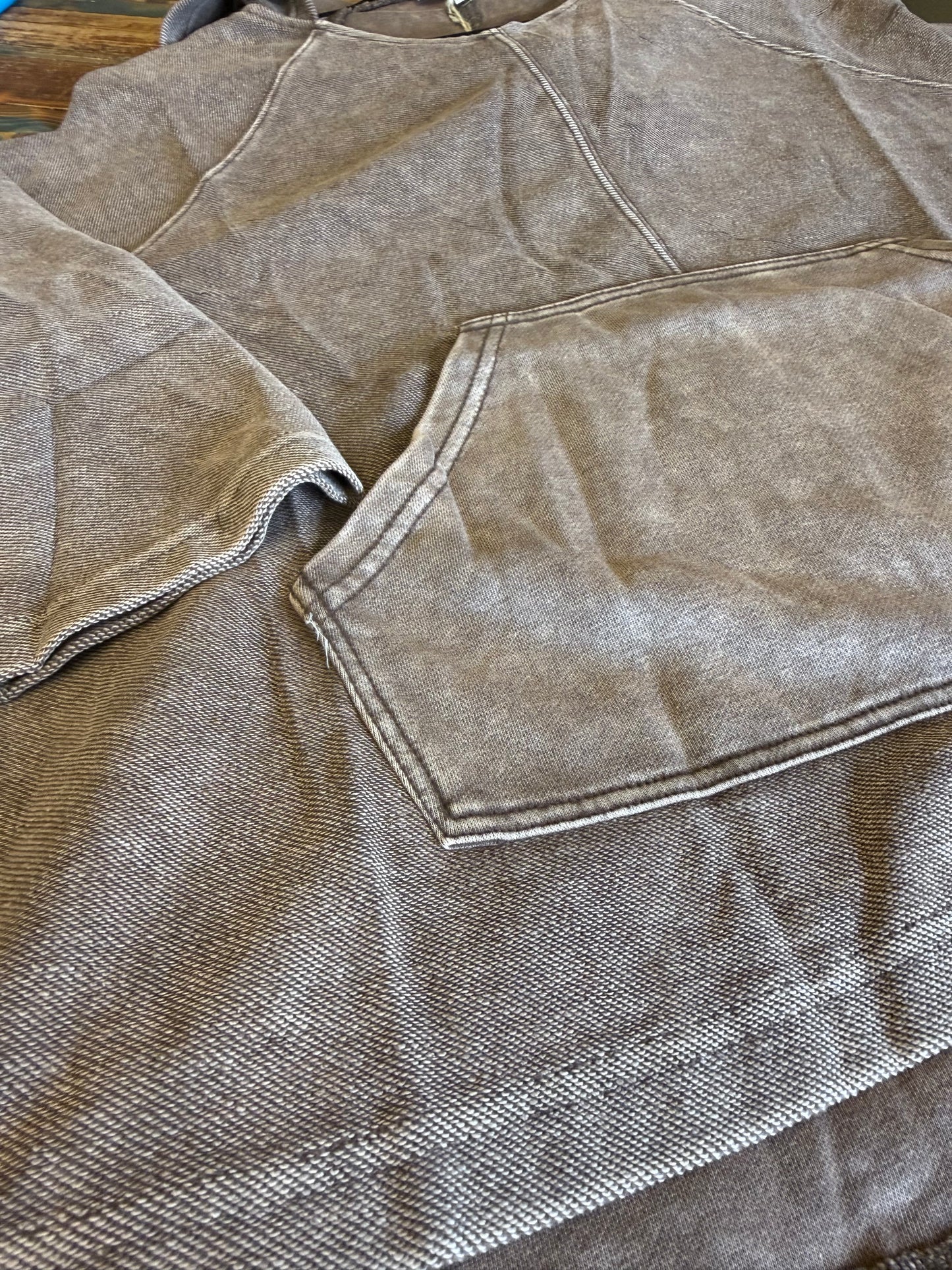TEXTURED KNIT WASHED HOODED PULLOVER