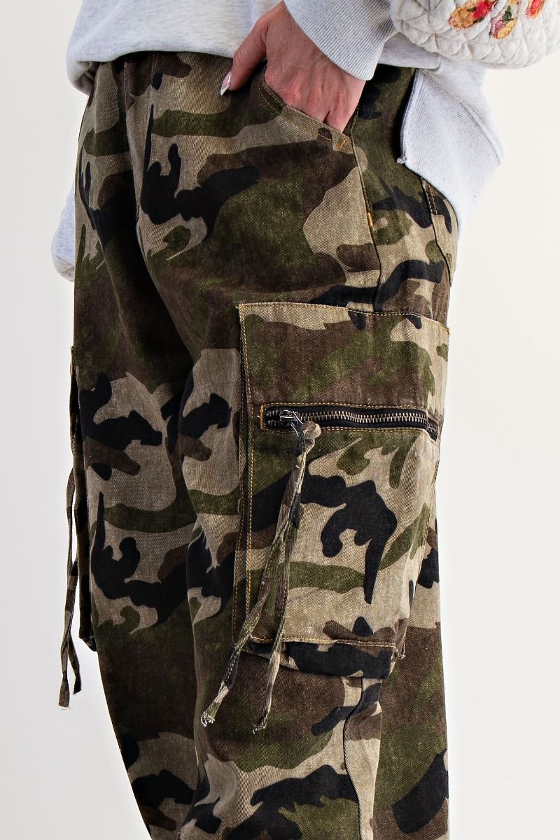 CAMOUFLAGE PRINT CARGO
PANTS
