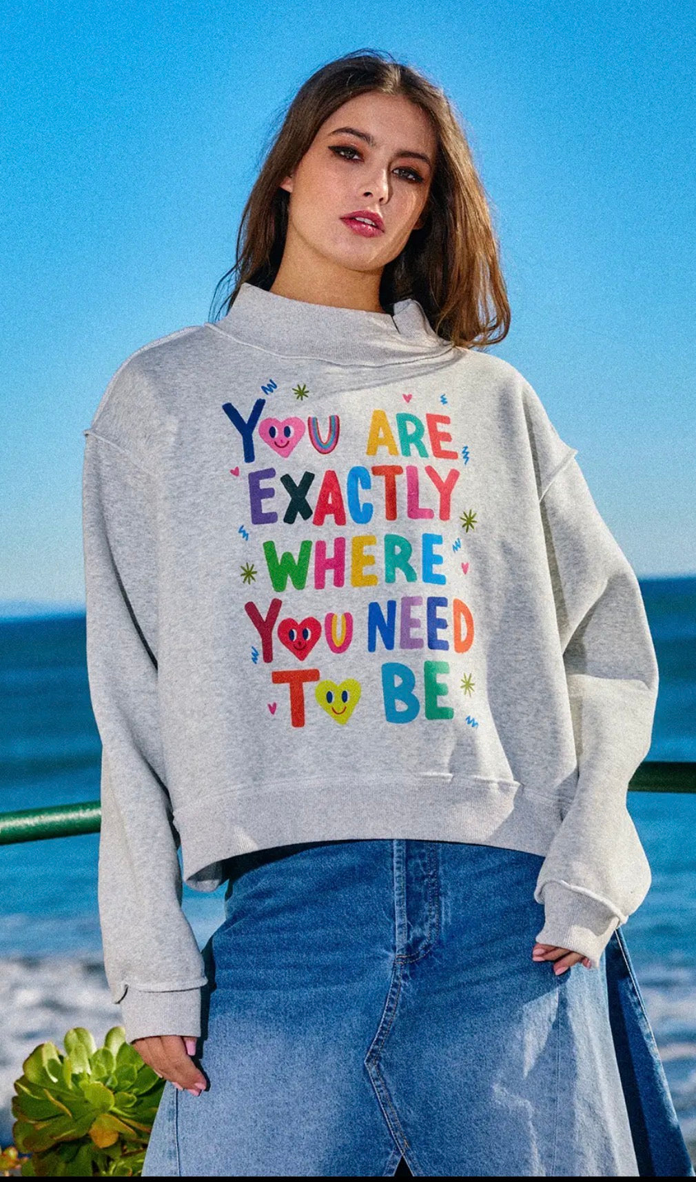REVERSIBLE GRAPHIC MOCK-NECK CROP SWEATSHIRT