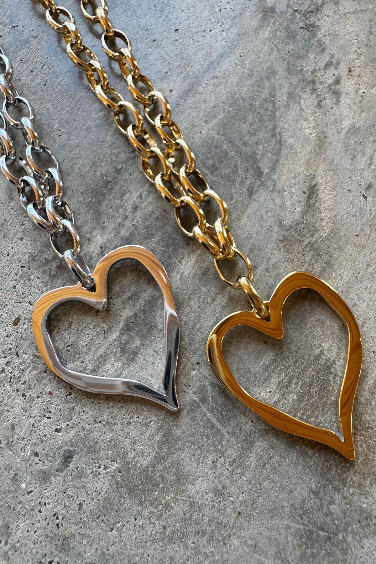 HEARTLINE NECKLACE