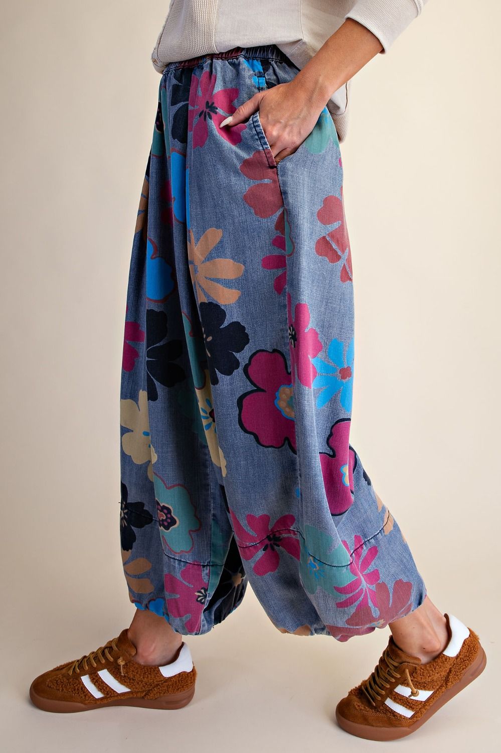 FLORAL PRINT WASHED DENIM PANTS