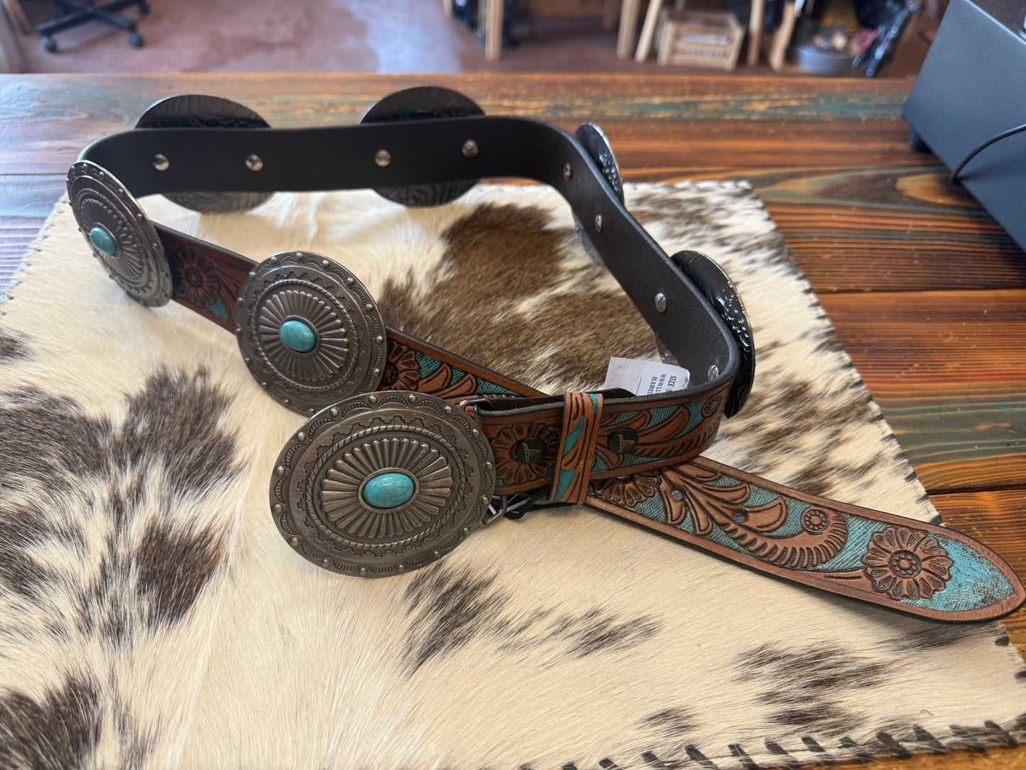 BROWN TURQUOISE TOOLED ENGRAVED OVAL TURQUOISE CONCHO BELT