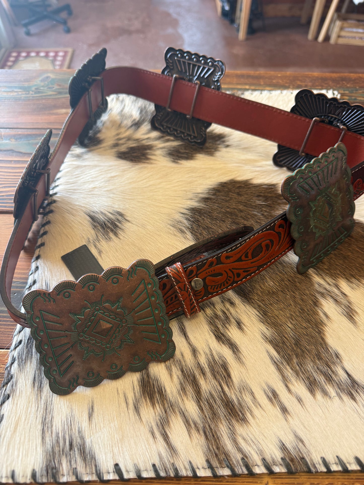 BROWN TOOLED GENUINE LEATHER
BRONZE CONCHO BELT