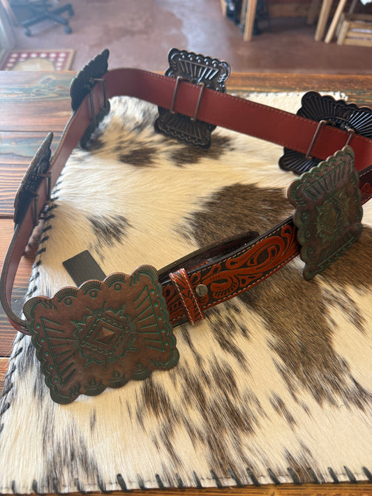 BROWN TOOLED GENUINE LEATHER
BRONZE CONCHO BELT