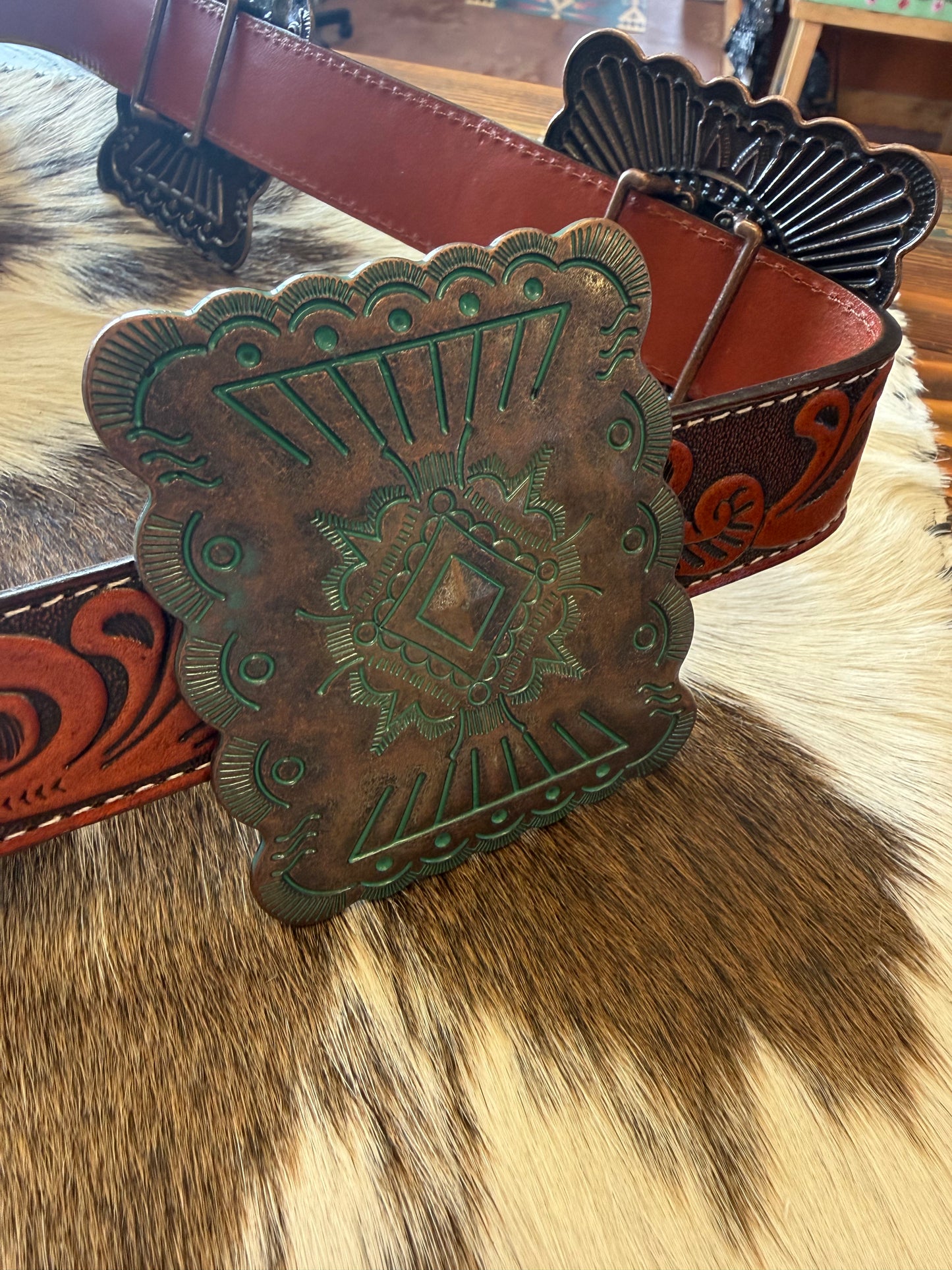 BROWN TOOLED GENUINE LEATHER
BRONZE CONCHO BELT