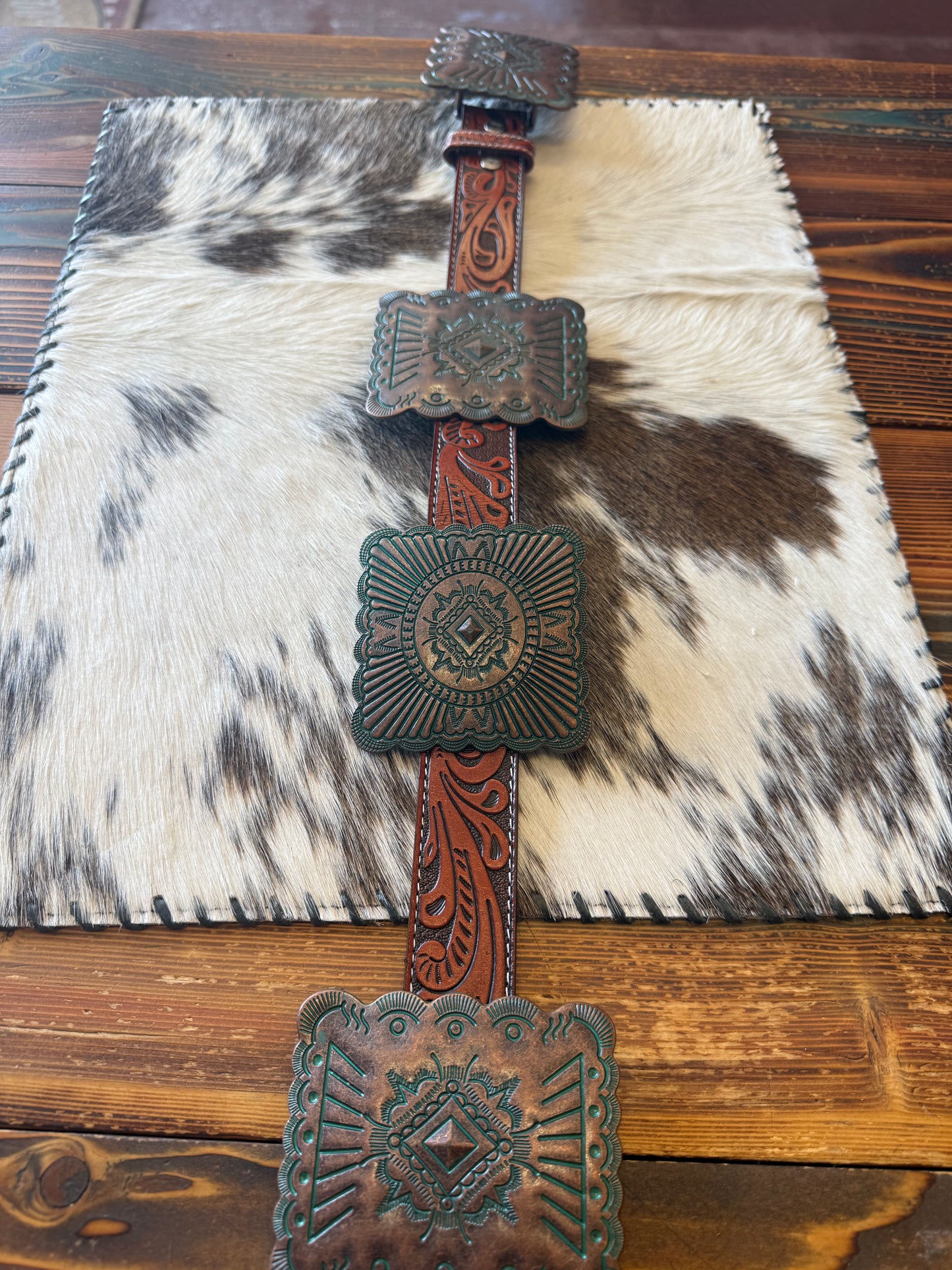 BROWN TOOLED GENUINE LEATHER
BRONZE CONCHO BELT