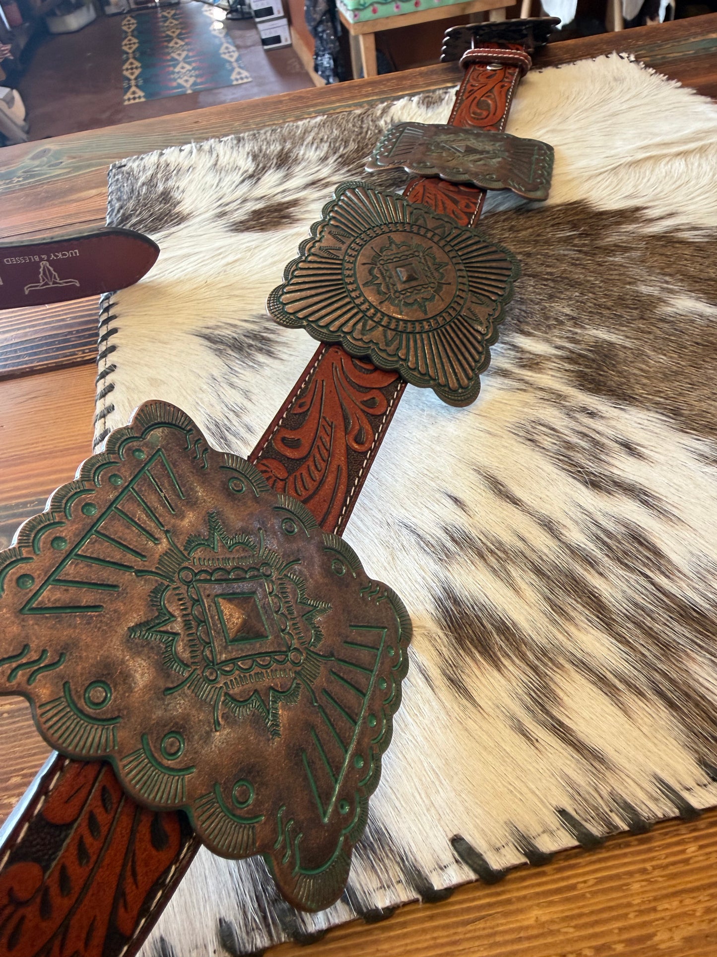 BROWN TOOLED GENUINE LEATHER
BRONZE CONCHO BELT