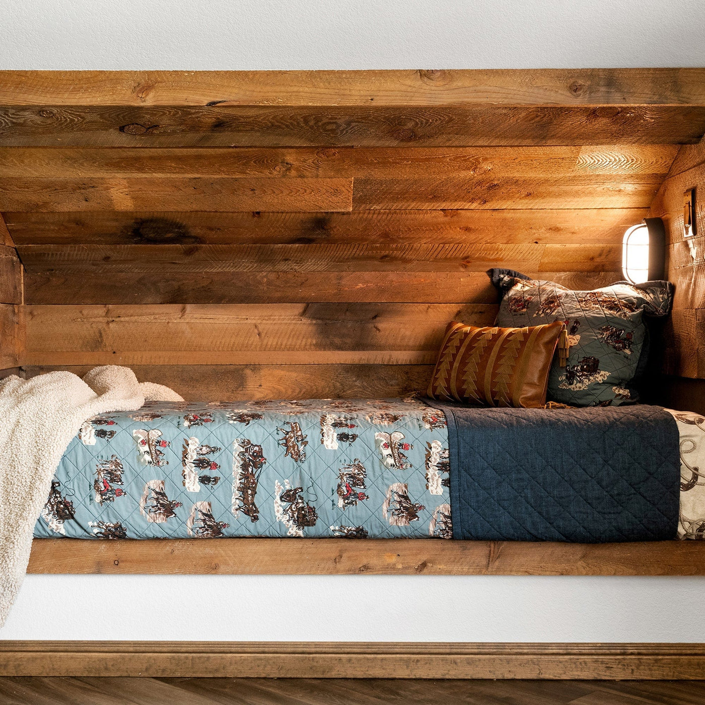 SETTLER REVERSIBLE QUILT SET