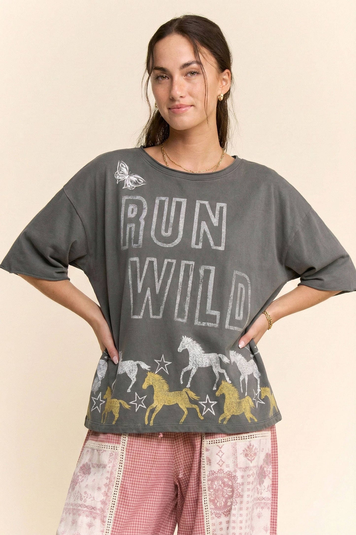 RUN WILD HORSE GRAPHIC MINERAL WASH TOP