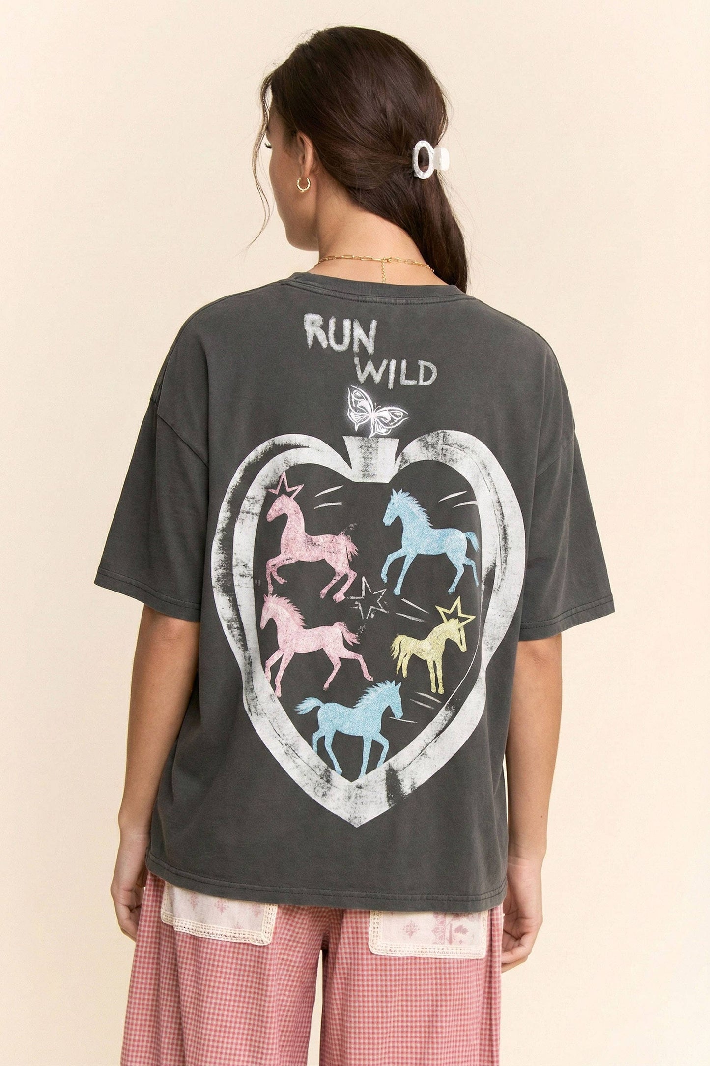 RUN WILD HORSE GRAPHIC MINERAL WASH TOP