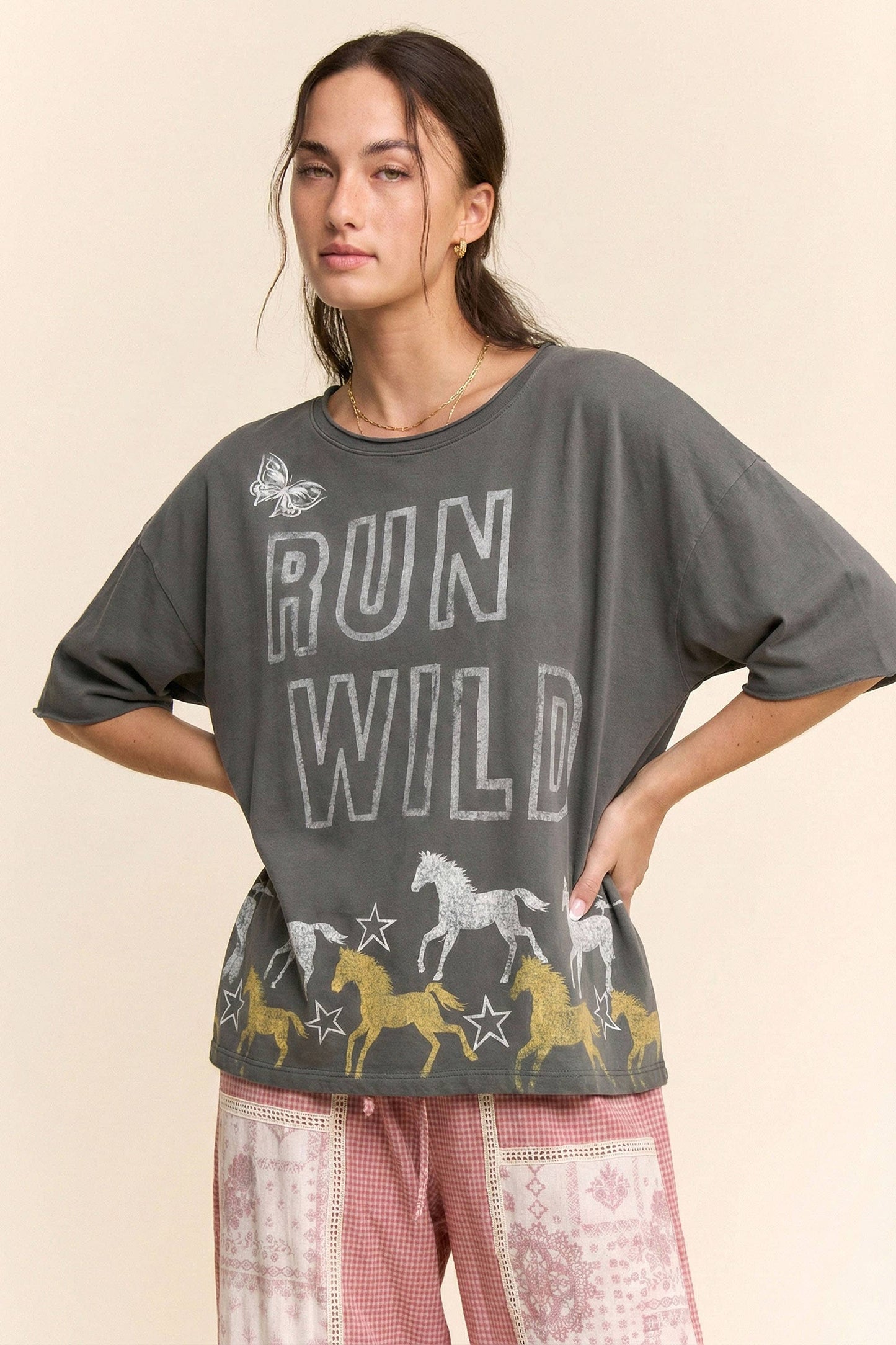 RUN WILD HORSE GRAPHIC MINERAL WASH TOP